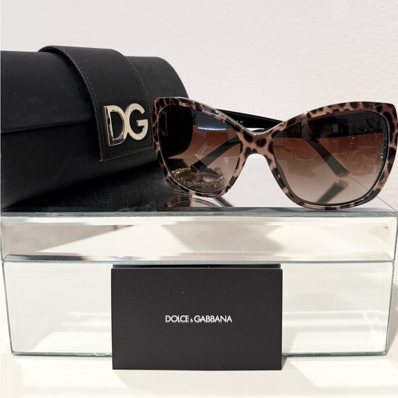 🕶️✨ Dolce & Gabbana Leopard Sunglasses with Gold Toned Accents & Accessories - Picture 13 of 16